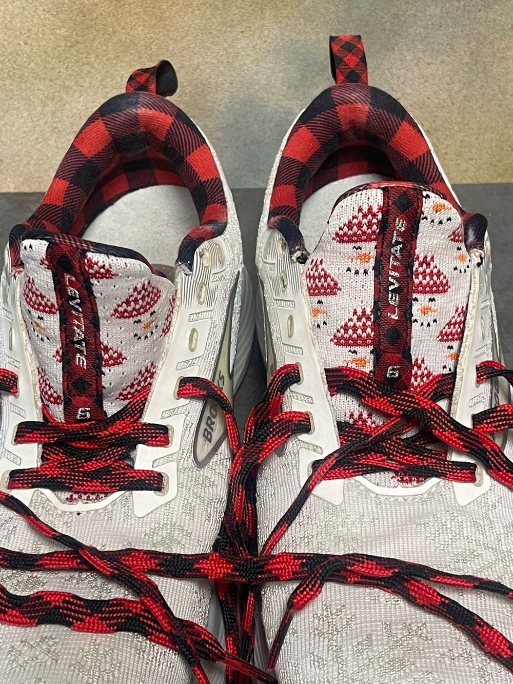 Brooks Levitate 6 Christmas Run Merry Women’s Running Shoes White/Red Size 8.5B - Picture 5 of 16